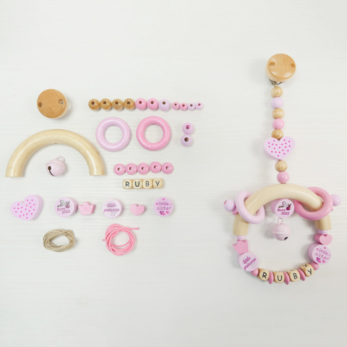 Vorher & nachher: Kinderwagenmobile mit Namen in Rosa aus Holzperlen